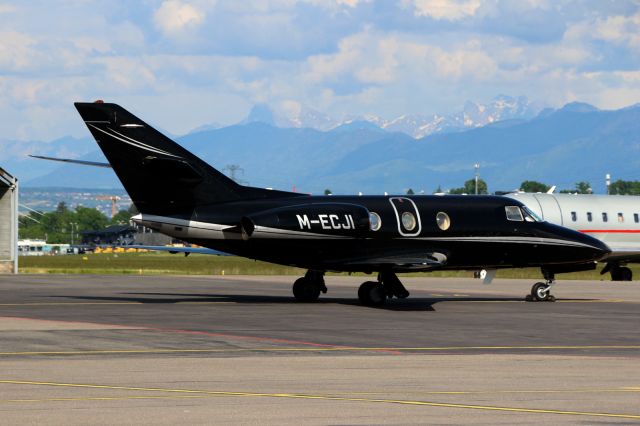 Dassault Falcon 10 (M-ECJI)