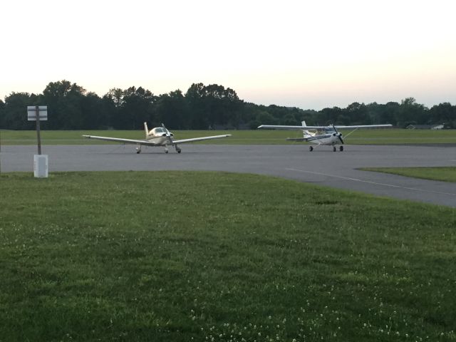 Cessna Skyhawk (N8299E) - Cessna 172 N8299E with Piper PA-28-201T Turbo Dakotabr /Date Taken: May 28, 2019br /Airport: London-Corbin Airport