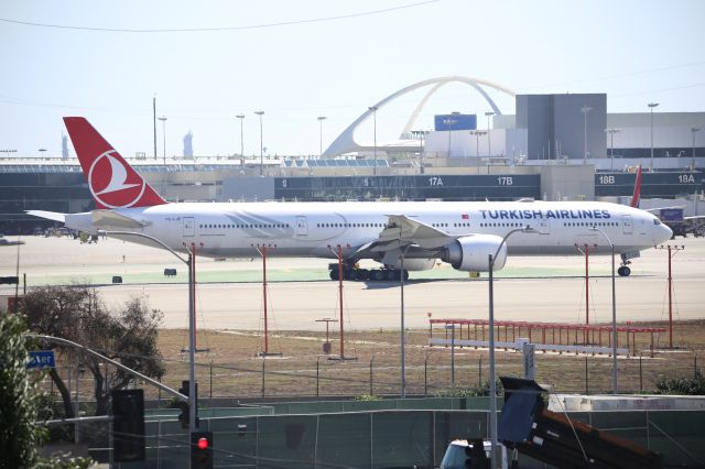 BOEING 777-300ER (TC-LJE)