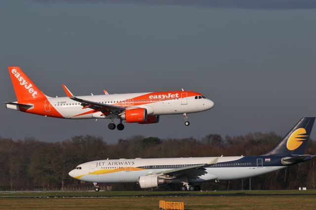 Airbus A320neo (G-UZHT) - EZY1962 arriving from Lyon as JAI129 taxies to 05L for departure to Mumbai