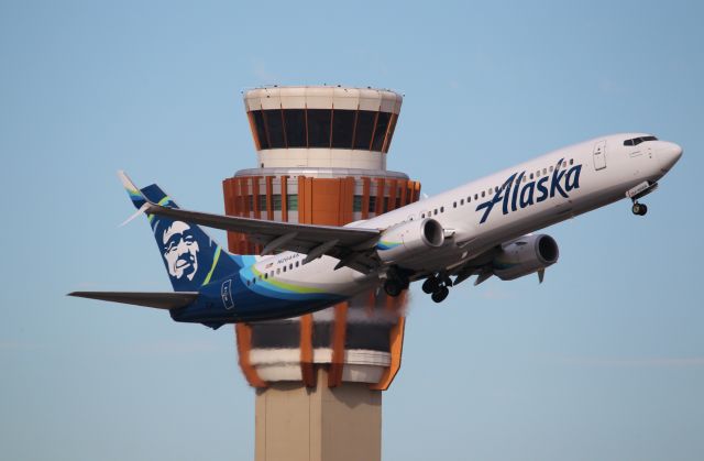 Boeing 737-900 (N264AK)