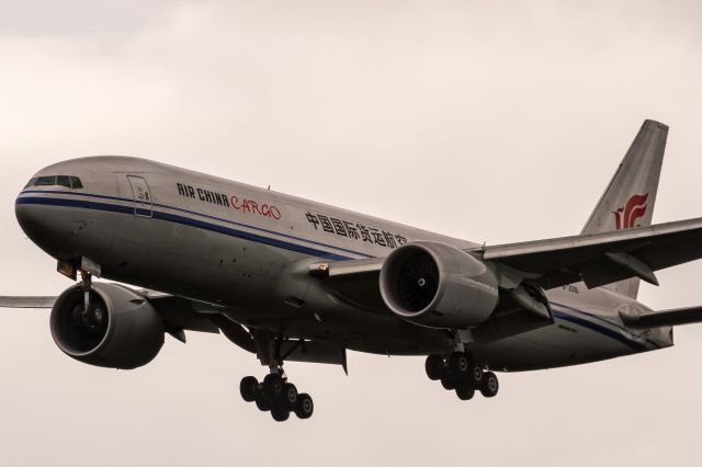 Boeing 777-200 (B-2091) - B-2091 Air China Cargo Boeing 777-FFT coming in from Chongqing (CKG) @ Frankfurt - Rhein-Main International (FRA) / 14.07.2015