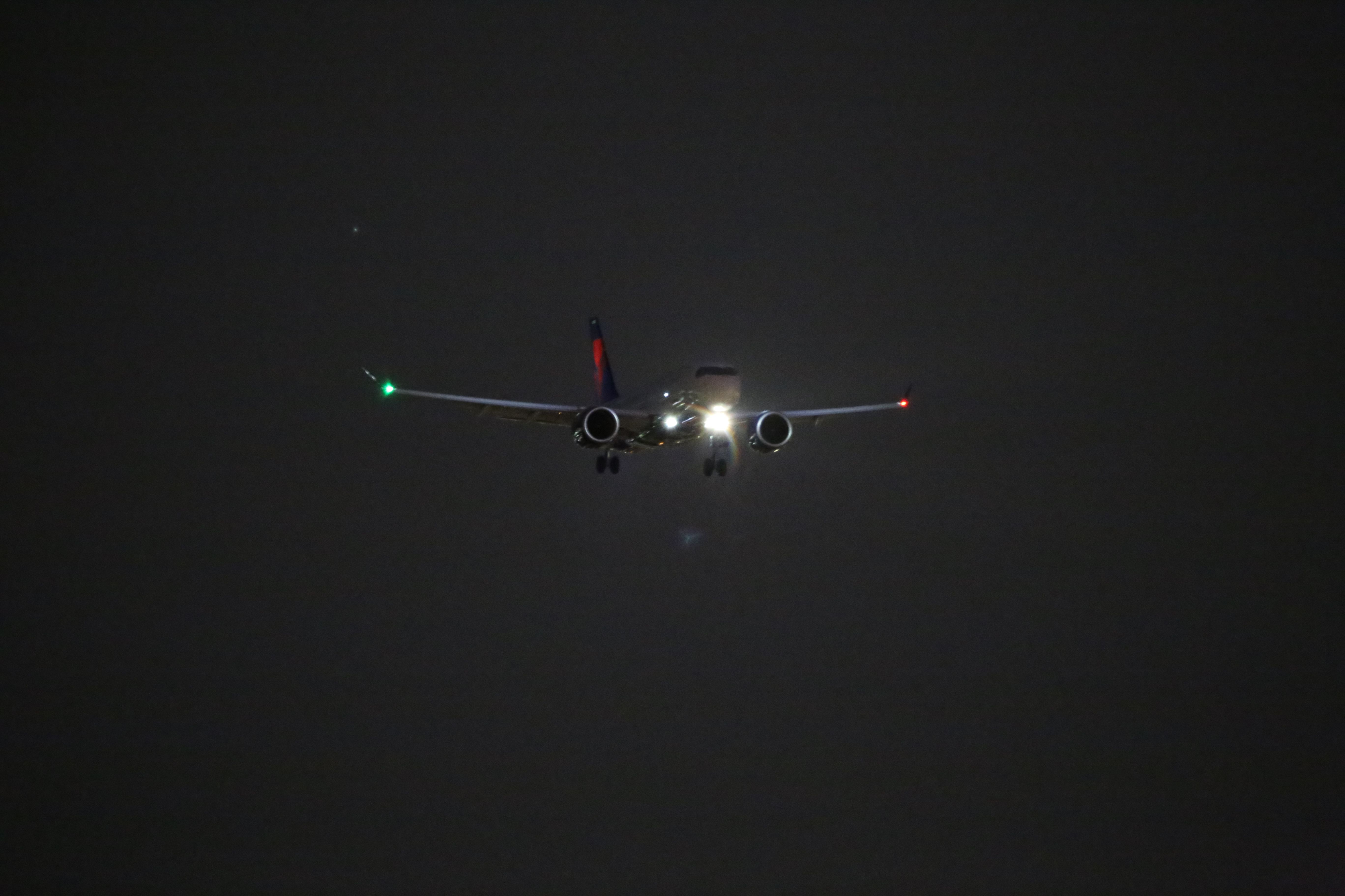 Airbus A220-100 (N120DU)