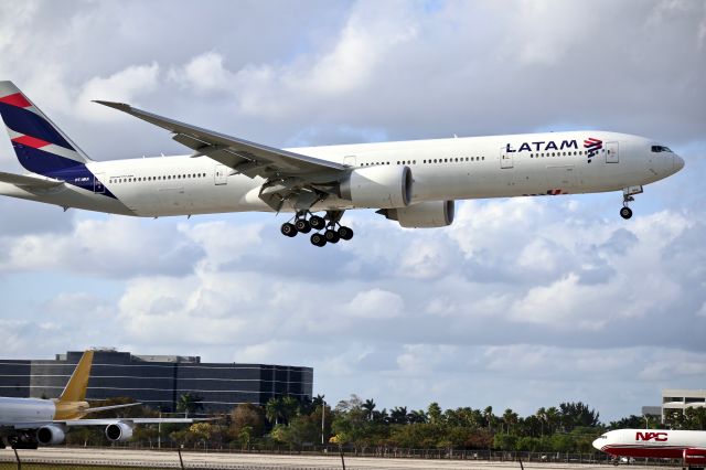 BOEING 777-300 (PT-MUI)