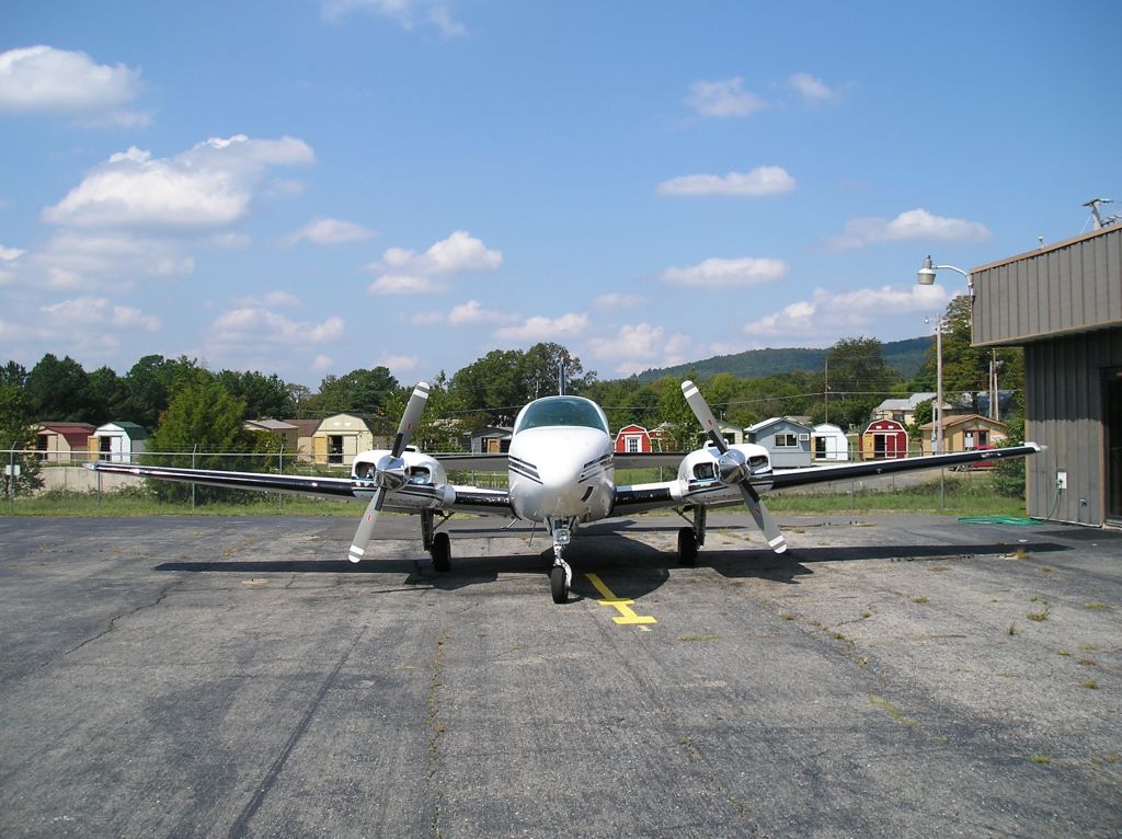 Beechcraft Baron (58) (N7958D) - Getting ready for a charter trip