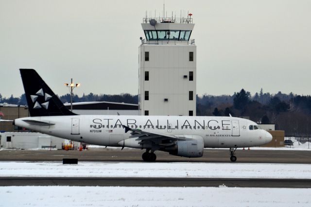 Airbus A319 (N701UW)