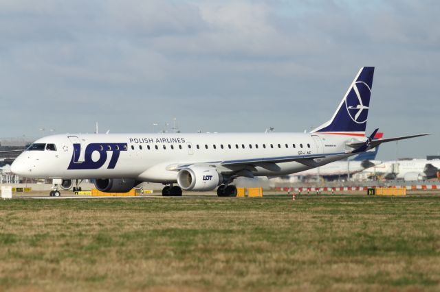 Boeing 737-500 (SP-LNE) - LOT E190, lining up on runway 027L,LHR.