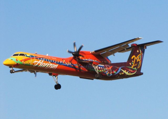 de Havilland Dash 8-400 (N425QX) - Horizon Air 25th Anniversary plane landing at PDX.