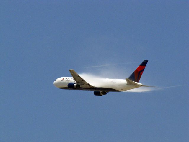 BOEING 767-300 (N1402A) - Some nice wing condensation of this Delta B763 as it climbs out of Los Angeles.