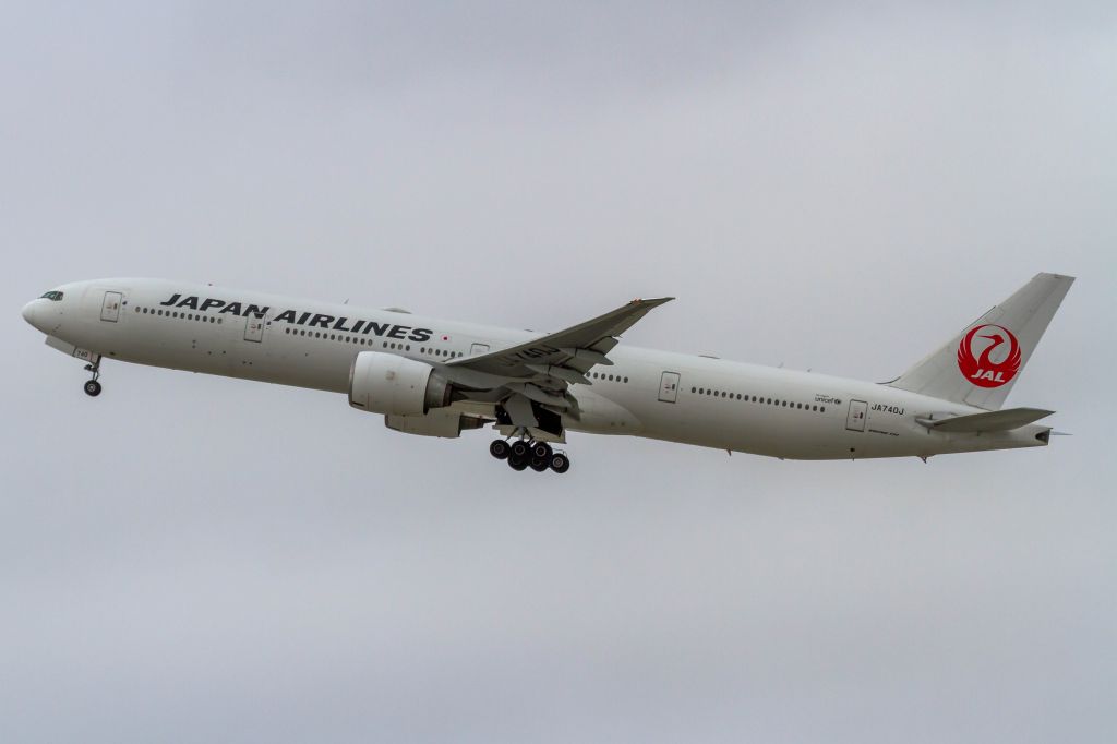 BOEING 777-300ER (JA740J)