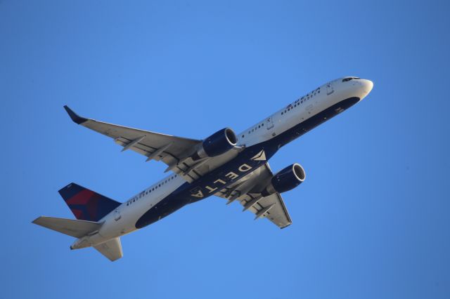 Boeing 757-200 (N537US)