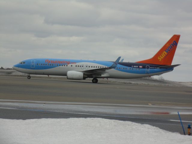 Boeing 737-700 (C-GDZE)