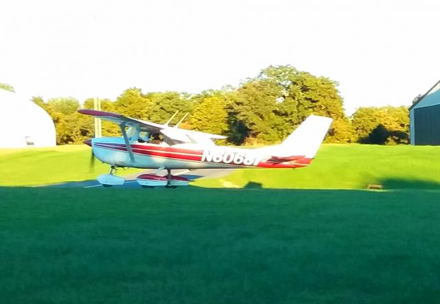 Cessna Skyhawk (N60687) - A late afternoon dash around the patch. 