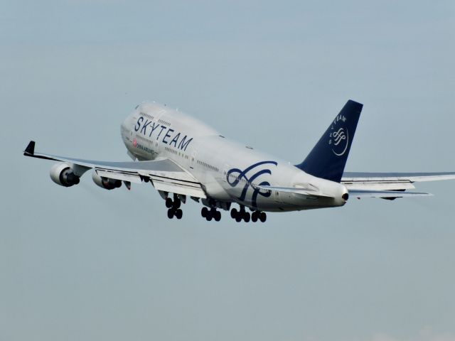 Boeing 747-400 (B-18206)