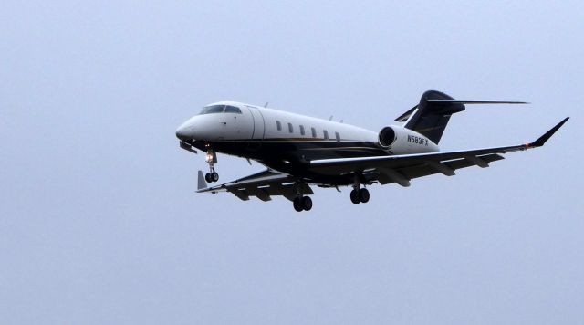 Canadair Challenger 350 (N583FX) - With a 1400 foot ceiling this 2017 Bombardier Challenger 350 is on final in the Autumn of 2018.