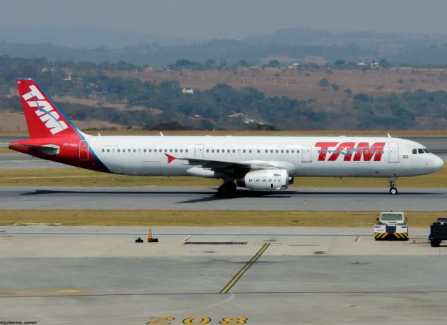 Airbus A321 (PT-MXI)