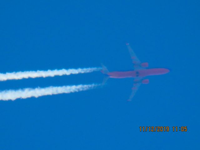 Boeing 737-800 (N8605E)