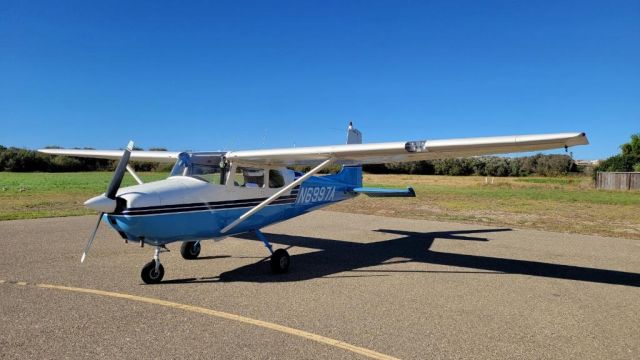 Cessna Skyhawk (N6997A)