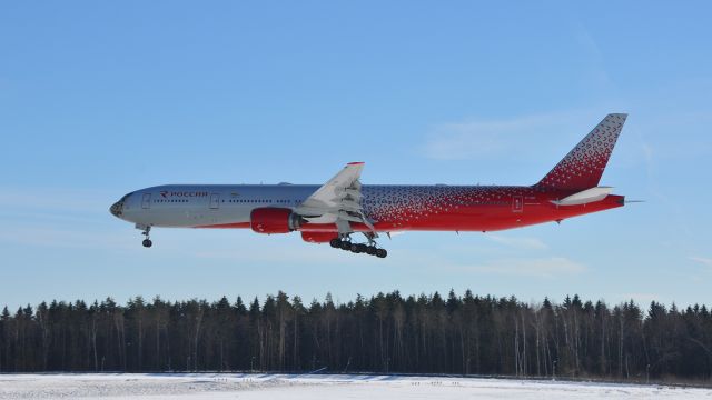 BOEING 777-300 (EI-UNP)