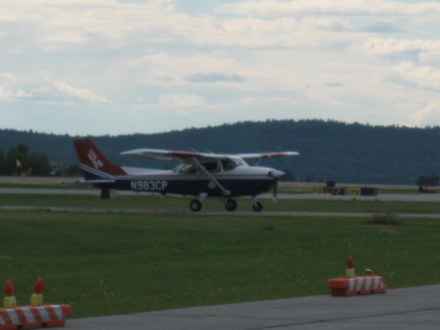 Cessna Skyhawk (N983CP) - Taxiing in after arriving on runway 17.