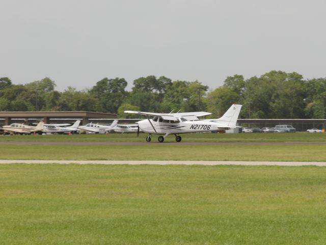 Cessna Skyhawk (N21706) - N21706 rolls out after landing at West Houston airport.