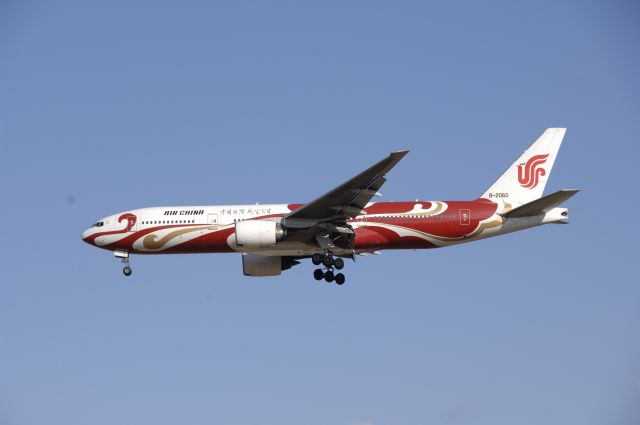 Boeing 777-200 (B-2060) - Final Approach to Narita Intl Airport R/W34L on 2011/1/4 Phoenix Liner c/s