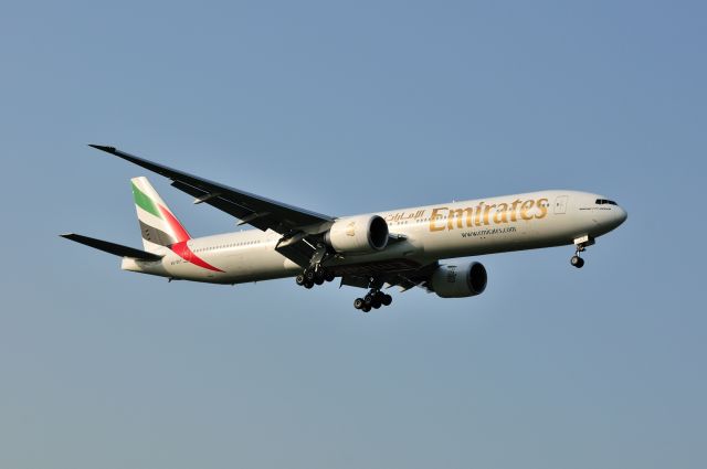 BOEING 777-300 (A6-ECT) - 2011/5/21