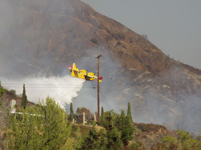 Cessna Skyhawk (N242) - Dropping water on fire in Glendora neighborhood 1/16/14