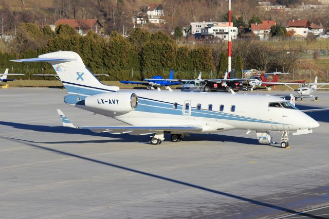 Bombardier Challenger 300 (LX-AVT)