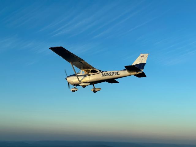 Cessna Skyhawk (N2621L) - N2621L captured in flight from N60SP during a formation flight down the Tennessee River near Guntersville, AL. 