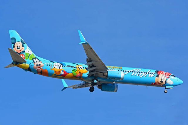 Boeing 737-900 (N318AS) - Alaska 737-990 N318AS Disneyland at Sky Harbor on November 27, 2017.