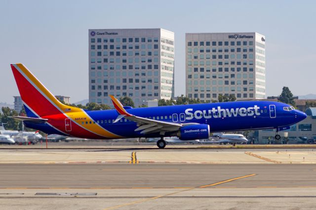 Boeing 737-800 (N9541W)