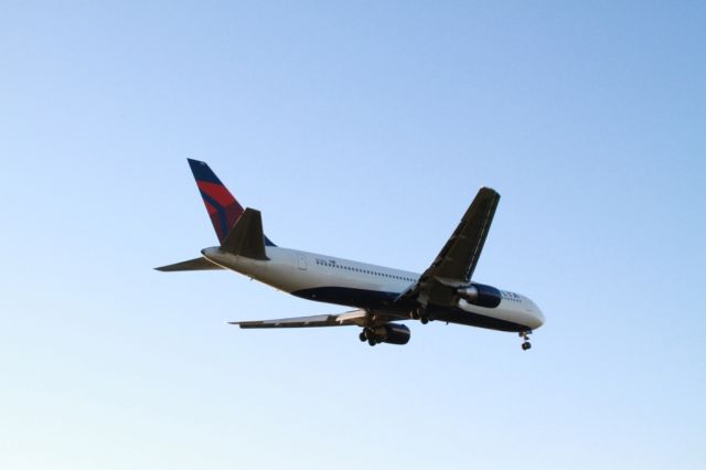 BOEING 767-300 (N130DL) - Dusk arrival into Sea-Tac runway 34L from Atlanta (KATL)