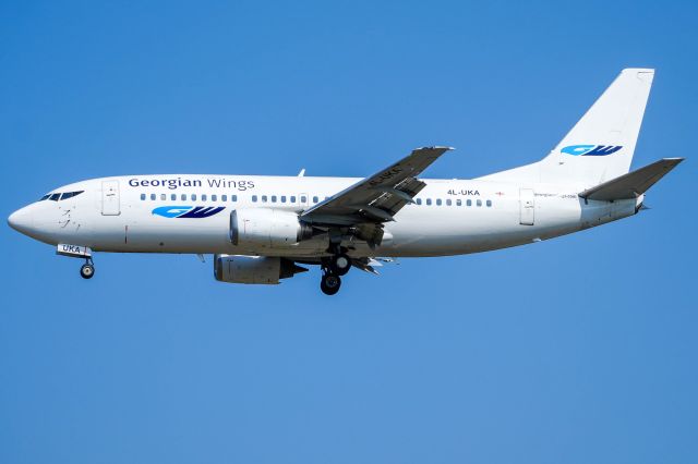 BOEING 737-300 (4L-UKA)