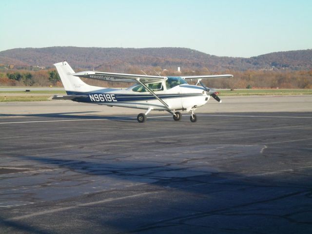 Cessna Skylane (N9619E) - Parked at KRDG.