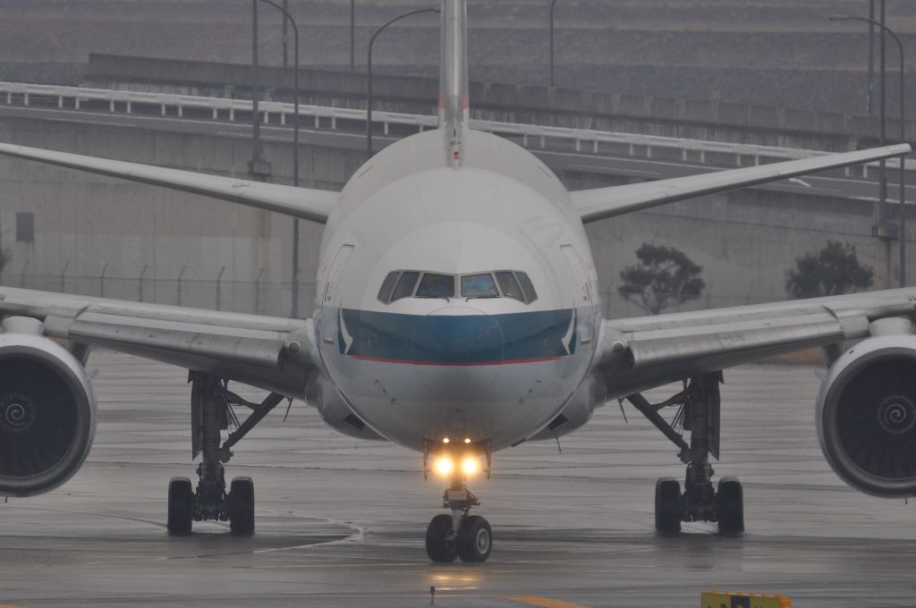 Boeing 777-200 (B-HNB)
