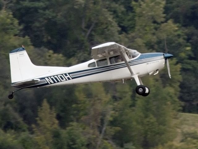 Cessna Skywagon 180 (N11DH) - Take off runway 17.