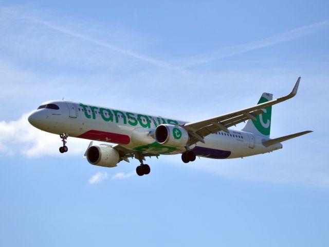 Airbus A321 (PH-YHC) - Transavia Airlines Airbus A321-252NX Landing at AMS 11.18 hrs (GMT) 09May2025