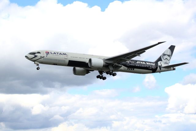 BOEING 777-300 (PT-MUA)