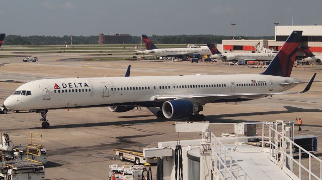 Boeing 757-200 (N595NW) - ex-NWA
