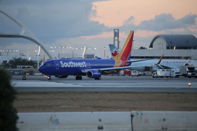 Boeing 737-800 (N8669B)