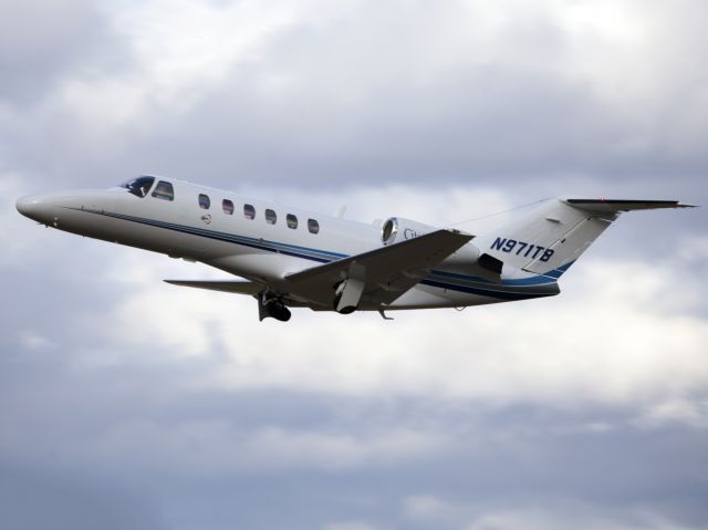 Cessna Citation CJ3 (N971TB) - Take off runway 26.