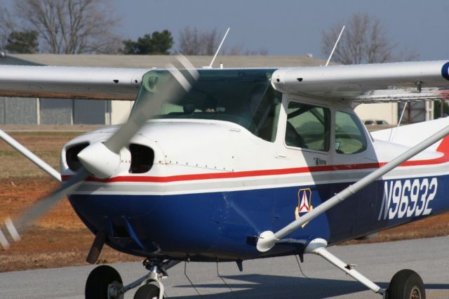 Cessna Skyhawk (piston-single) (C172) Aircraft (page 97) - FlightAware