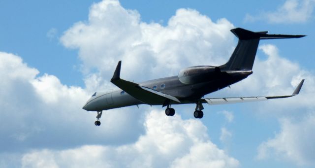 Gulfstream Aerospace Gulfstream V (N727PR) - On short final is this 2000 Gulfstream V in the Summer of 2022.