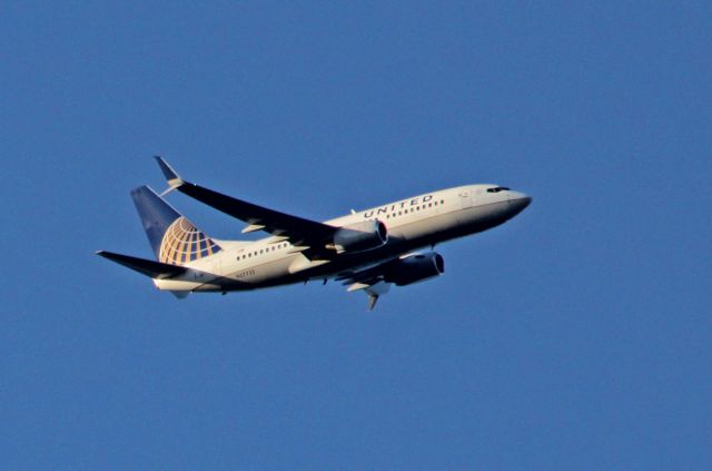 Boeing 737-700 (N27722) - N27722 as United Flight 1923 inbound to KEWR from KSNA at 1555HrsEST on 21-Dec-2017.