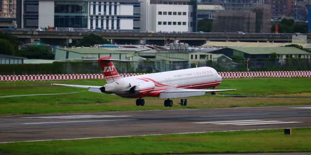 McDonnell Douglas MD-83 (B-28011)