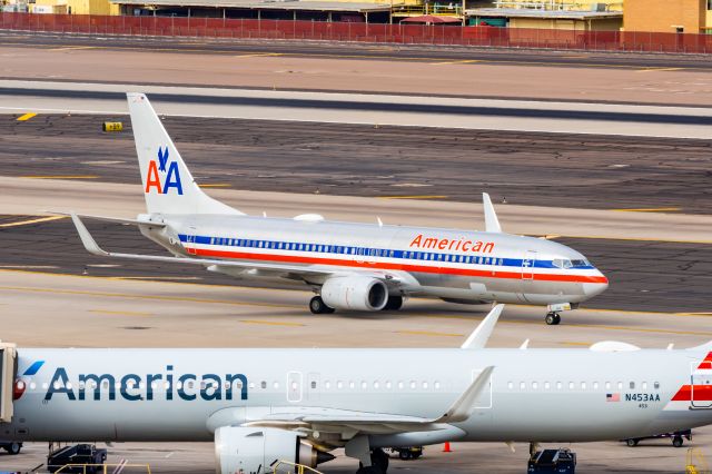 Boeing 737-800 (N921NN) - American Airlines 737-800 in Bare Metal Retro taxiing at PHX on 12/19/22. Taken with a Canon R7 and Tamron 70-200 G2 lens.