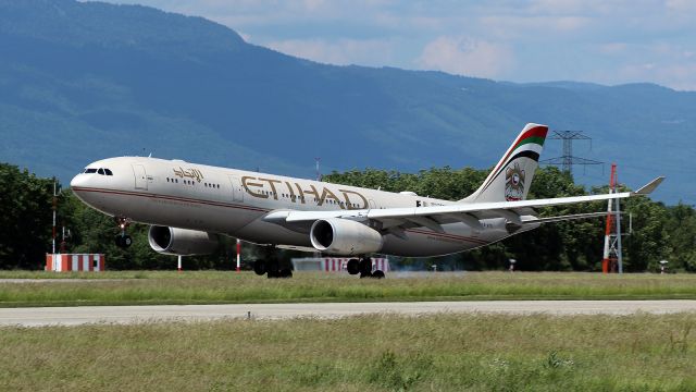 Airbus A330-200 (A6-AFD)