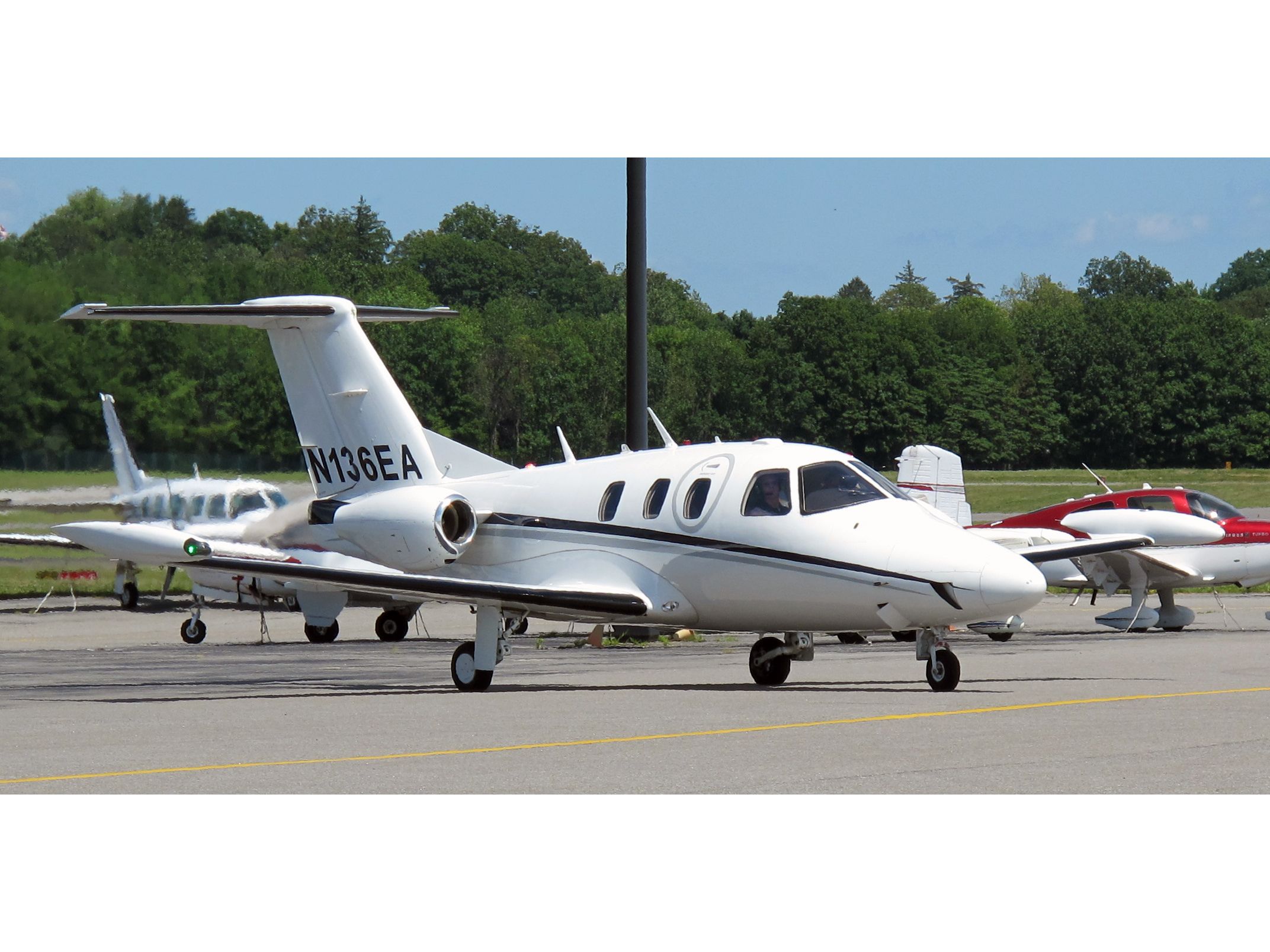 Eclipse 500 (N136EA)