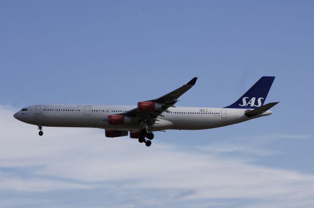 Airbus A340-300 (OY-KBI) - Final Approach to NRT Airport R/W34L on 2012/01/03